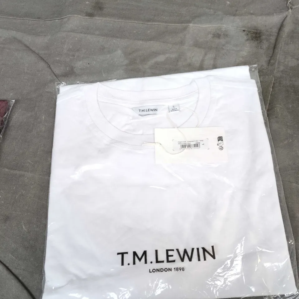 BOX OF APPROXIMATELY 20 ASSORTED CLOTHING ITEMS TO INCLUDE: 2X TM LEWIN TSHIRTS