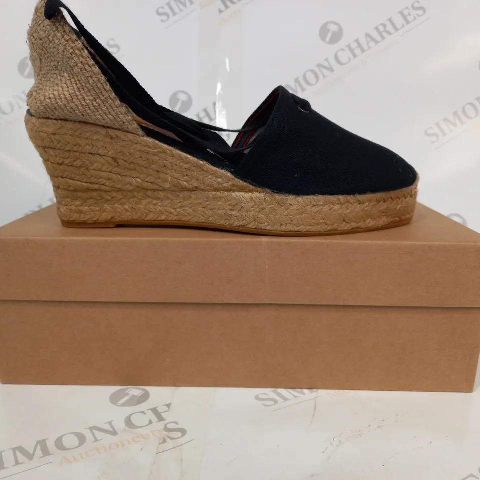 BOXED PAIR OF PENELOPE CHILVERS HIGH VALENCIANA CLOSED TOE WEDGES IN BLACK EU SIZE 40