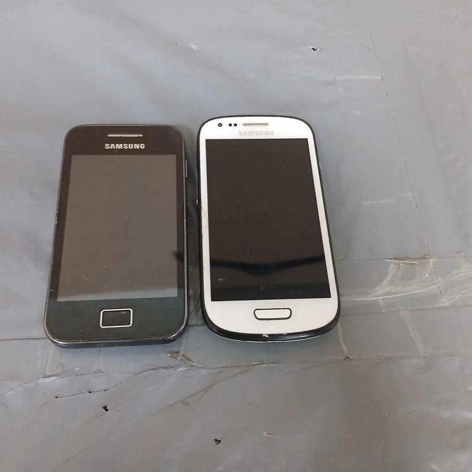 SET OF 2 SAMSUNG GALAXY SMARTPHONES – BLACK & WHITE