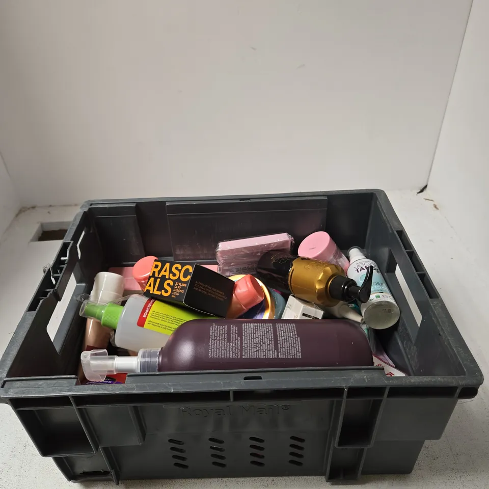 TOTE OF APPROXIMATELY 10 ASSORTED BEAUTY PRODUCTS INCLUDING NEAL & WOLF SHAMPOO, NUXE SHOWER GEL AND NISH MAN CURL CREAM