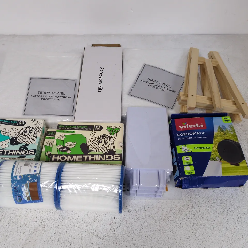 LOT OF APPROXIMATELY 25 ASSORTED HOUSEHOLD ITEMS TO INCLUDE DISHWASHER TABS, VILEDA CORDOMATIC AND COOKWARE ORGANISER