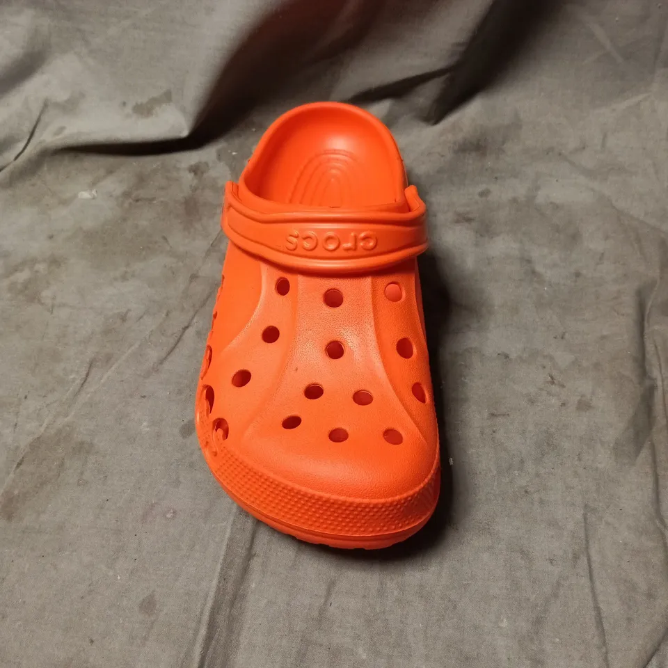 CROCS ORANGE SANDALS – PAIR SIZE M6 W8 UNBOXED