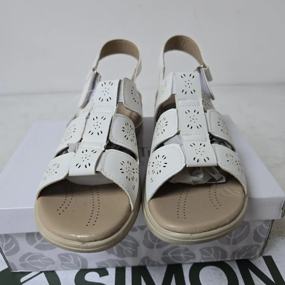 BOXED SHOE TREE COMFORT CATANIA SHOES, WHITE - SIZE 8