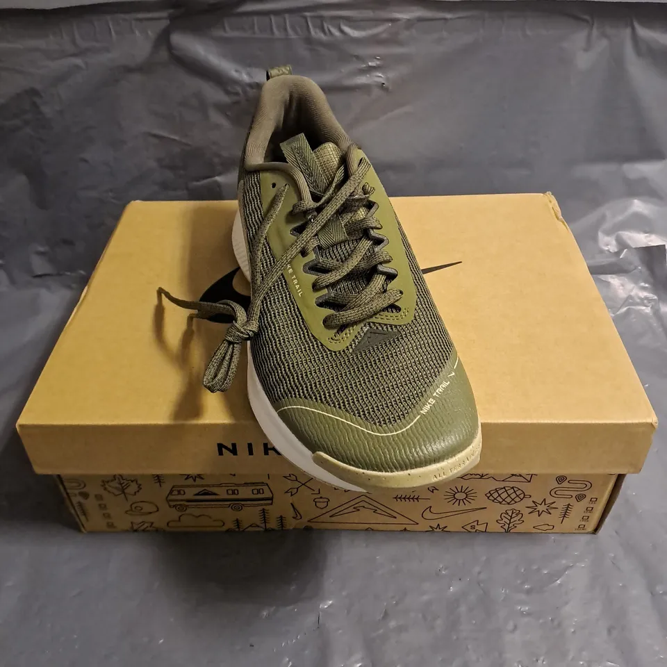 BOXED PAIR OF NIKE JUNIPER TRAIL 3 TRAINERS IN OLIVE/SEQUOIA SIZE UK 7.5