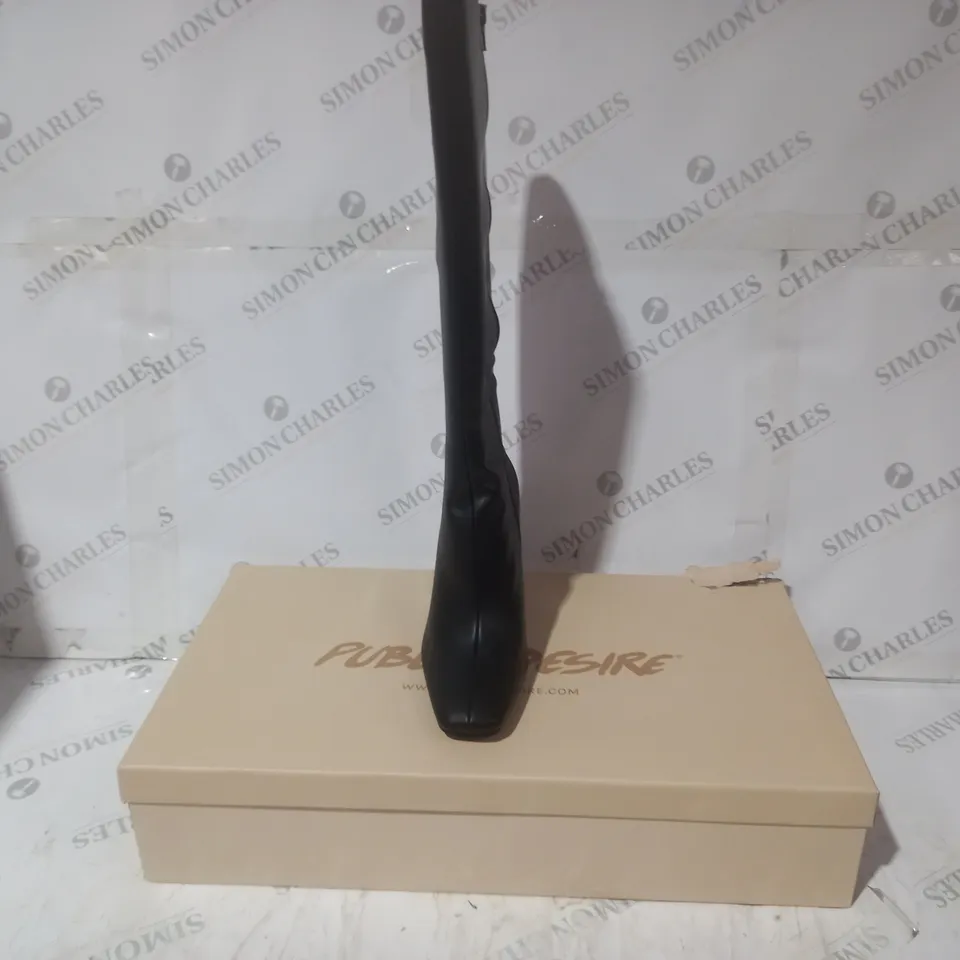 BOXED PAIR OF PUBLIC DESIRE BLOCK HEEL KNEE HIGH BOOTS IN BLACK SIZE 6