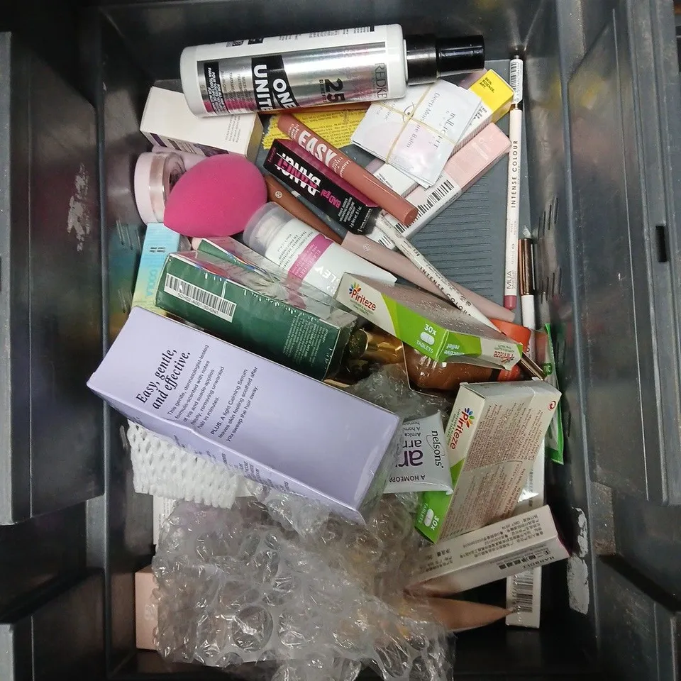 APPROXIMATEY 20 ASSORTED HEALTH AND BEAUTY PRODUCTS TO INCLUDE GLORIAH INTIMATE GEL, DENTAL FLOSS PICKS AND PAUL MITCHELL GLOSS DROPS