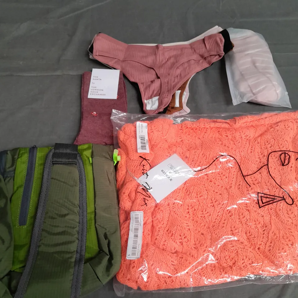 BOX OF APPROXIMATELY 25 ASSORTED CLOTHING ITEMS TO INCLUDE - SOCKS , UNDERWEAR , BUM BAG ETC