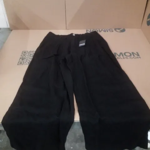 BOX CONTAINING APPROXIMATELY 9 BRAND NEW SIMPLY BE BLACK LYOCELL PLEAT DETAIL WIDE LEG JEANS - SIZE 14R