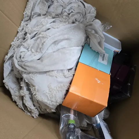 APPROXIMATELY 10 ASSORTED ITEMS TO INCLUDE WAFFLE MAKER, MULTICOOKER PART, WATERIONG WAND, ETC - COLLECTION ONLY