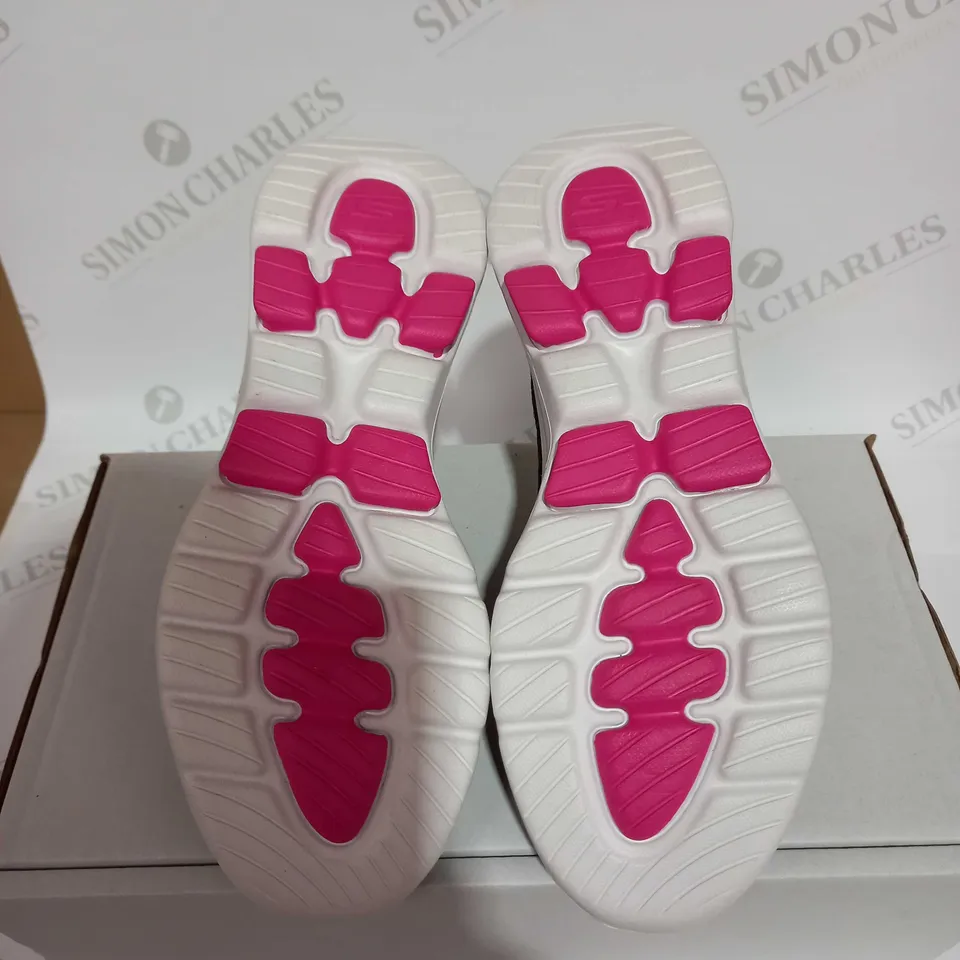 SKECHERS GO WALK 5 MIRAGE SLIP ON TRAINER - SIZE 4.5