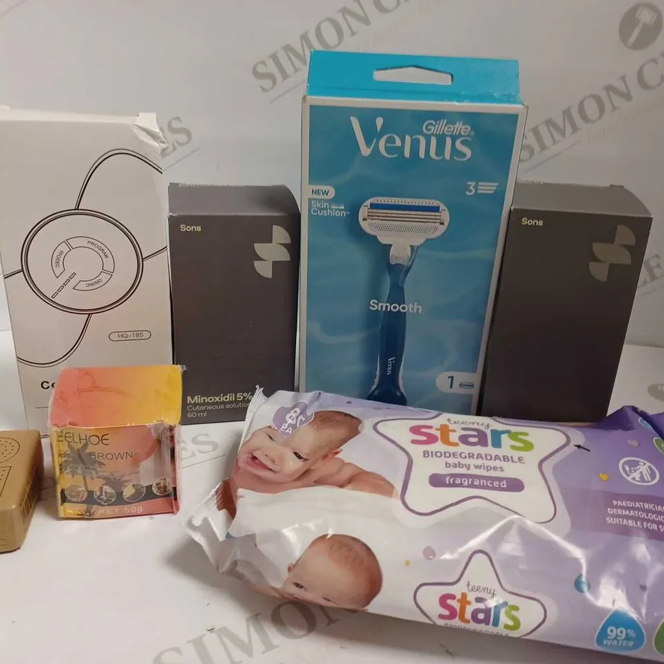 BOX OF APPROX 15 COSMETIC ITEMS TO INCLUDE GILLETTE VENUS RAZOR, SONS SHAMPOO, EELHOE SOFT BROWN SELF TANNER