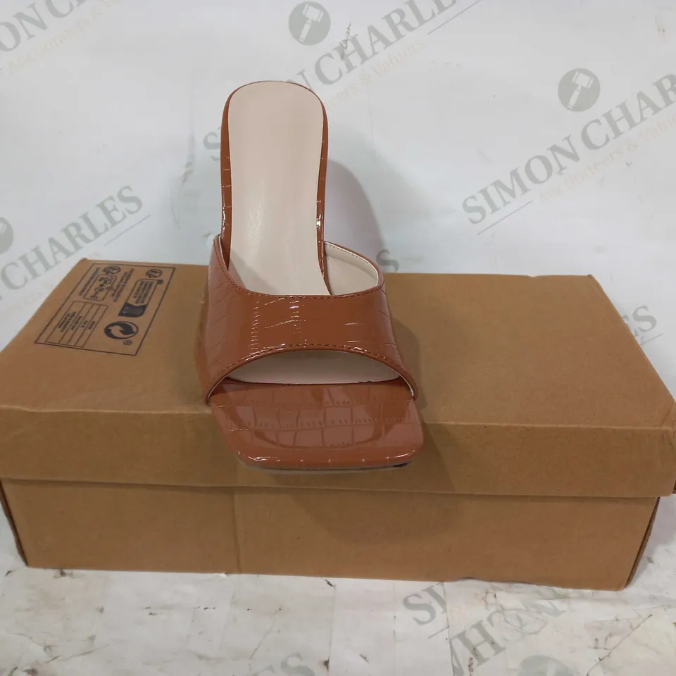 BOXED PAIR OF DESIGNER OPEN TOE HIGH HEEL SANDALS IN TEXTURED MILK CHOCOLATE COLOUR EU SIZE 37