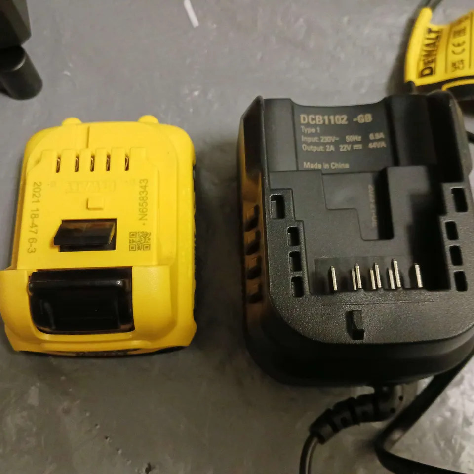DEWALT SELF-LEVELLING CROSS-LINE LASER LEVEL IN CARRY CASE