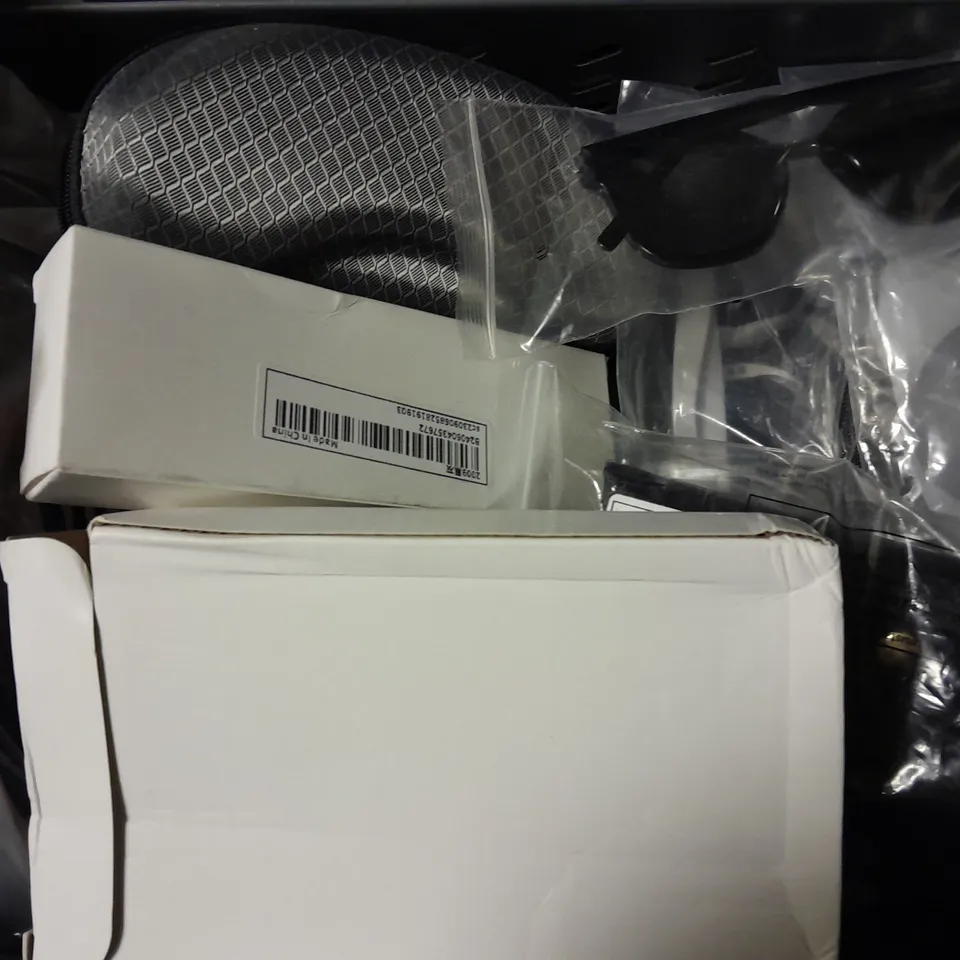 BOX OF APPROXIMATELY 13 ITEMS TO INCLUDE -  ZOGGS SEA DEMON JUNIOR GOGGLES , AQTIVAQUE GOGGLES , UNBRANDED CHEETAH PRINT SUNGLASSES ETC