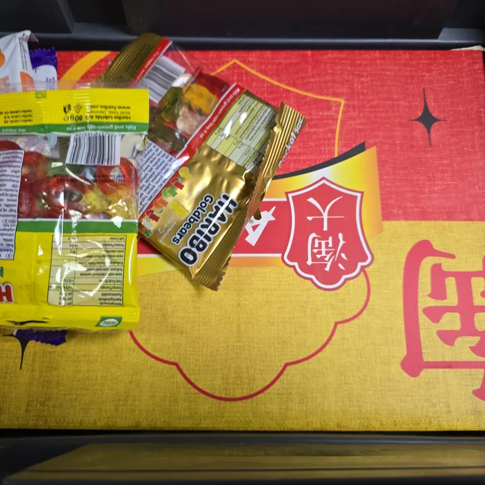 APPROXIMATELY 6 ASSORTED FOOD ITEMS TO INCLUDE - SMARTIES EGG , AMOY MOREAN FRIED CHICKEN MEAL KIT ETC