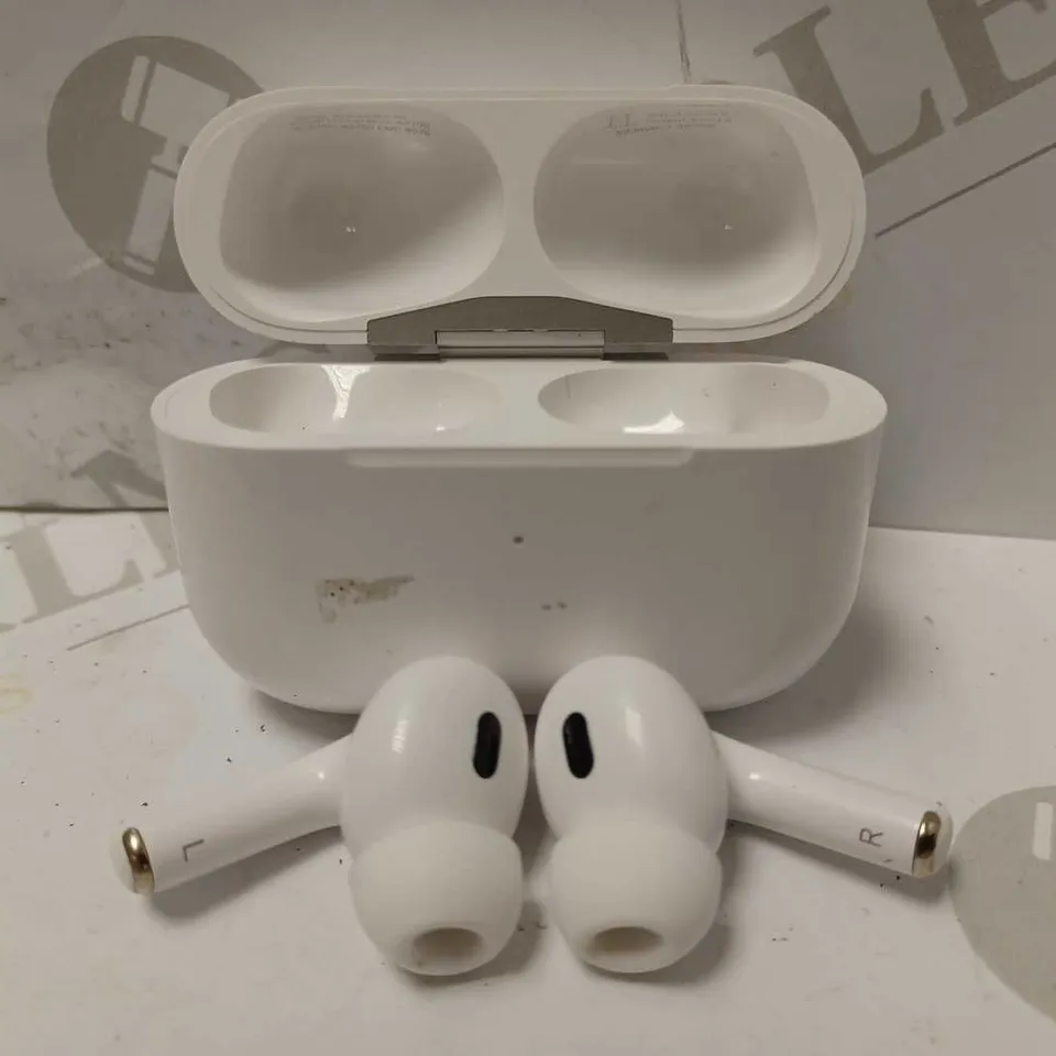 AIRPODS PRO (2ND GENERATION) MAGSAFE CHARGING CASE: A2700