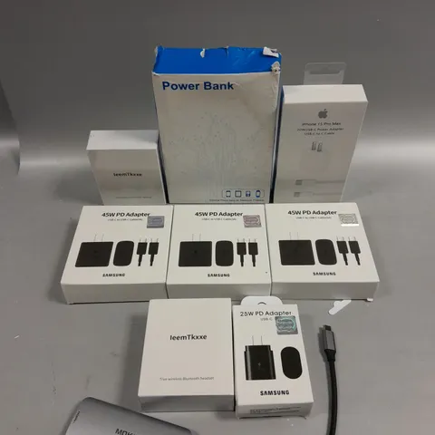 APPROXIMATELY 25 ASSORTED ELECTRICAL PRODUCTS TO INCLUDE POWER ADAPTERS, POWER BANKS, WIRELESS HEADSET ETC