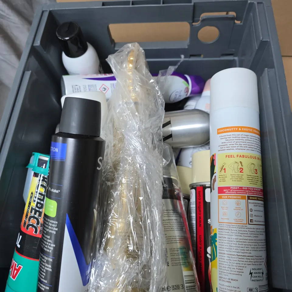 APPROXIMATELY 15 ASSORTED AEROSOLS INCLUDING CLEAR VANISH SPRAY , LACE TINTING SPRAY AND DENVER DEODORANT 