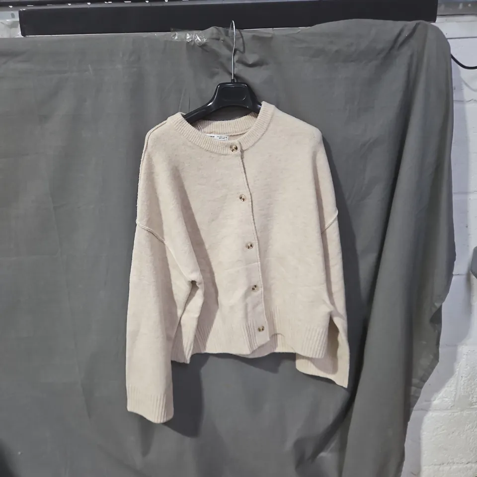 PULL&BEAR CREAM KNIT CARDIGAN – EU L 