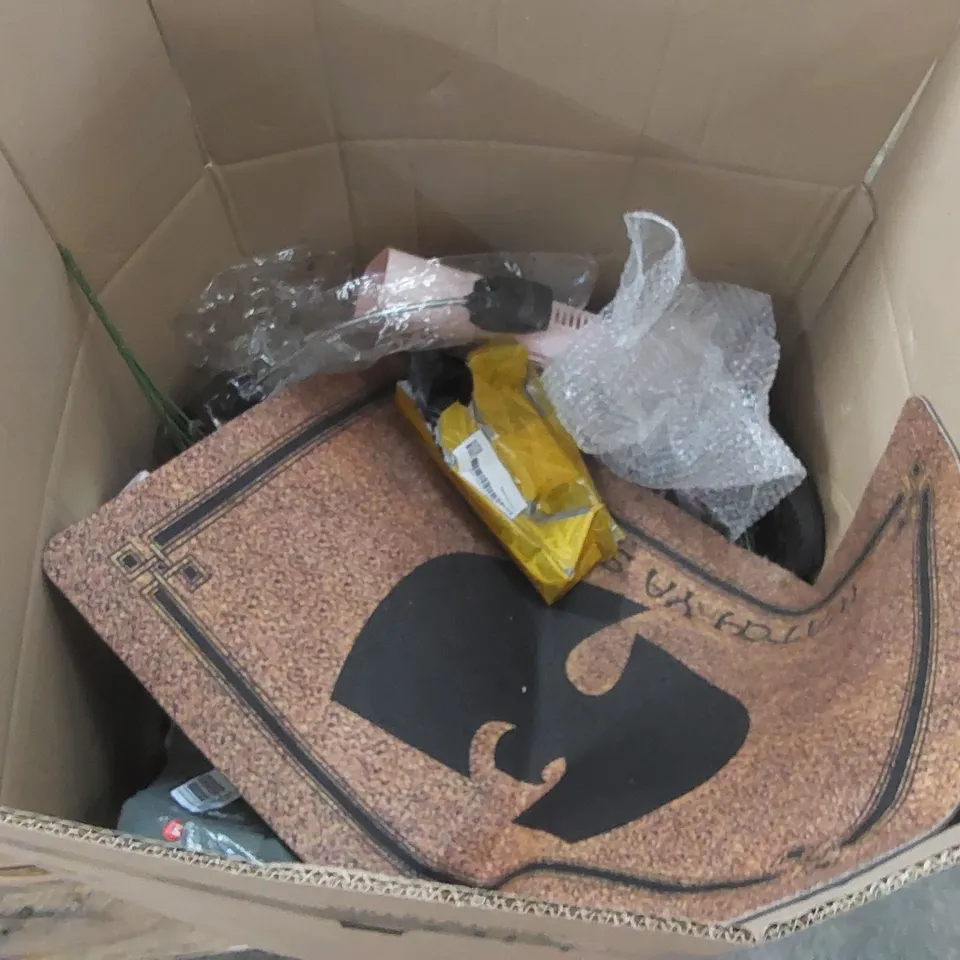 PALLET OF ASSORTED ITEMS INCLUDING: GAMING DESKS, DOOR MAT, HULA HOOP, ARTIFICIAL PLANT ECT