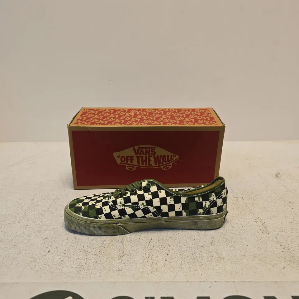 VANS CHECKERBOARD SNEAKERS – GREEN/BLACK, UK 7 (US 8) – BOXED