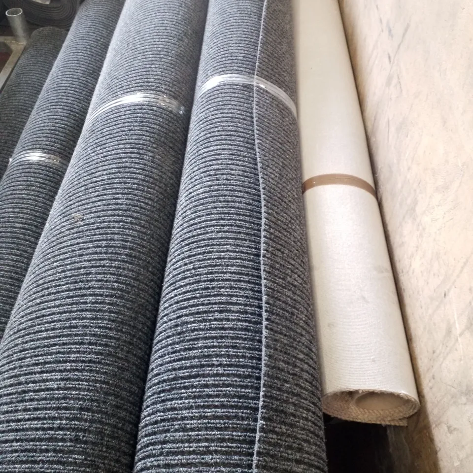 ROLL OF QUALITY LOOP PILE CARPET IN BLACK/WHITE - SIZE UNSPECIFIED