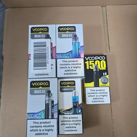 BOX OF APPROXIMATELY 30 ASSORTED E-CIGARETTES AND ACCOMPANIMENTS TO INCLUDE: VARIOUS VOOPOO ITEMS 