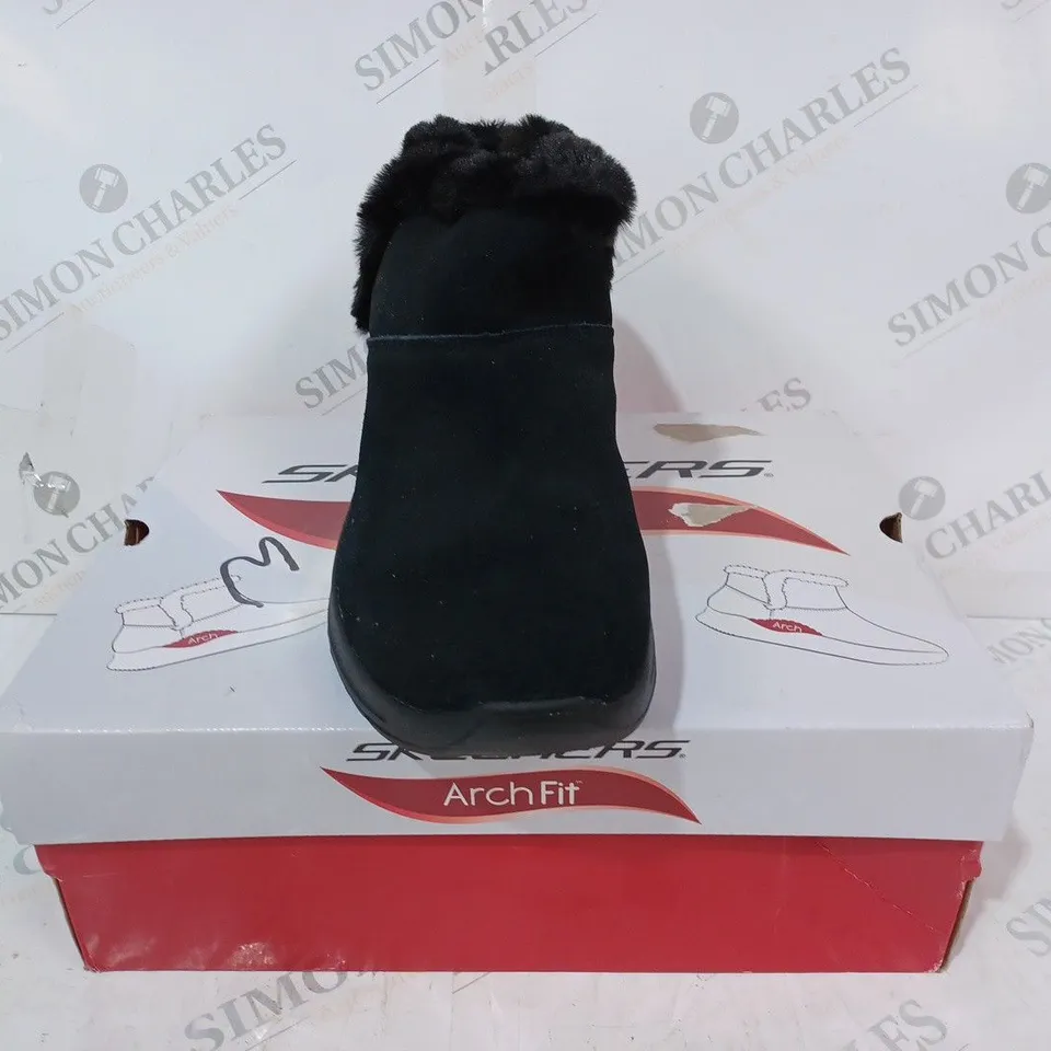 PAIR OF SKECHERS GO WALK ARCH FIT SUEDE CHUGGA BOOT BLACK, UK SIZE 7