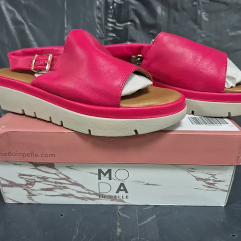 BOXED PAIR OF MODA IN PELLE WEDGE SANDALS IN PINK SIZE 8