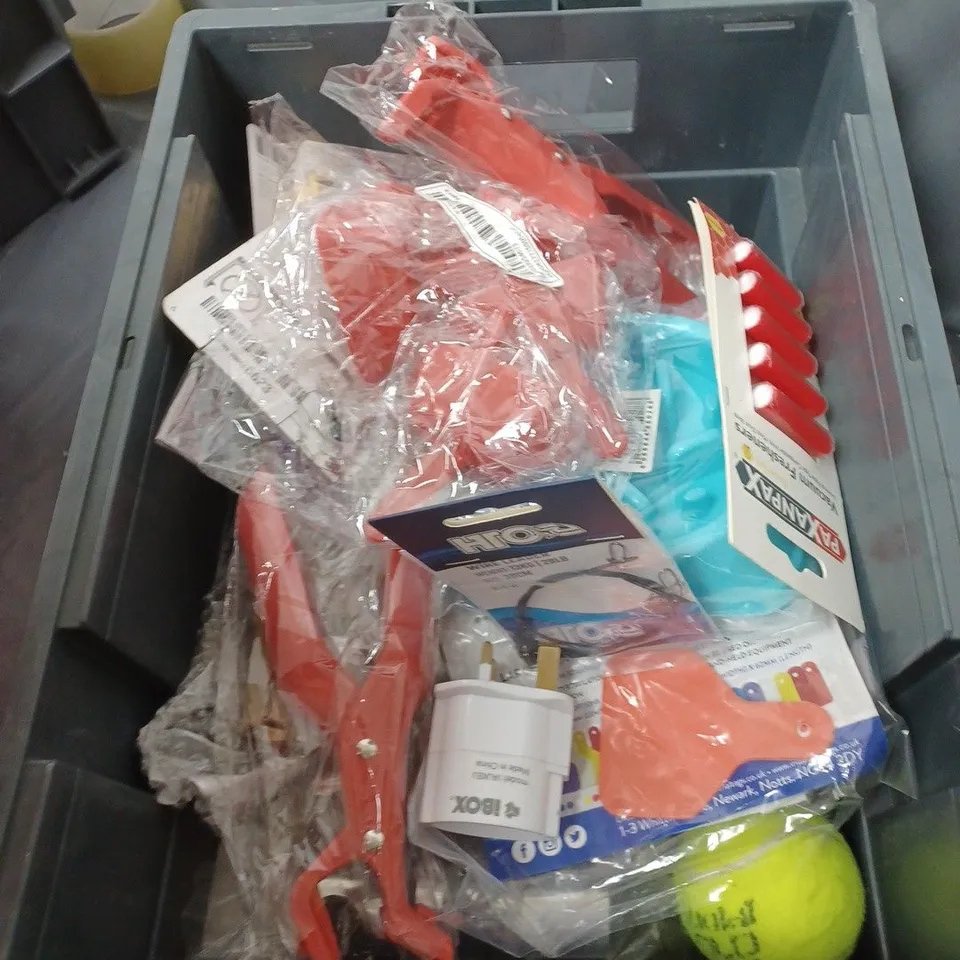 BOX OF APPROXIMATELY 20 ASSORTED HOUSEHOLD ITEMS TO INCLUDE HOSE HEAD, TOOLS AND PENS