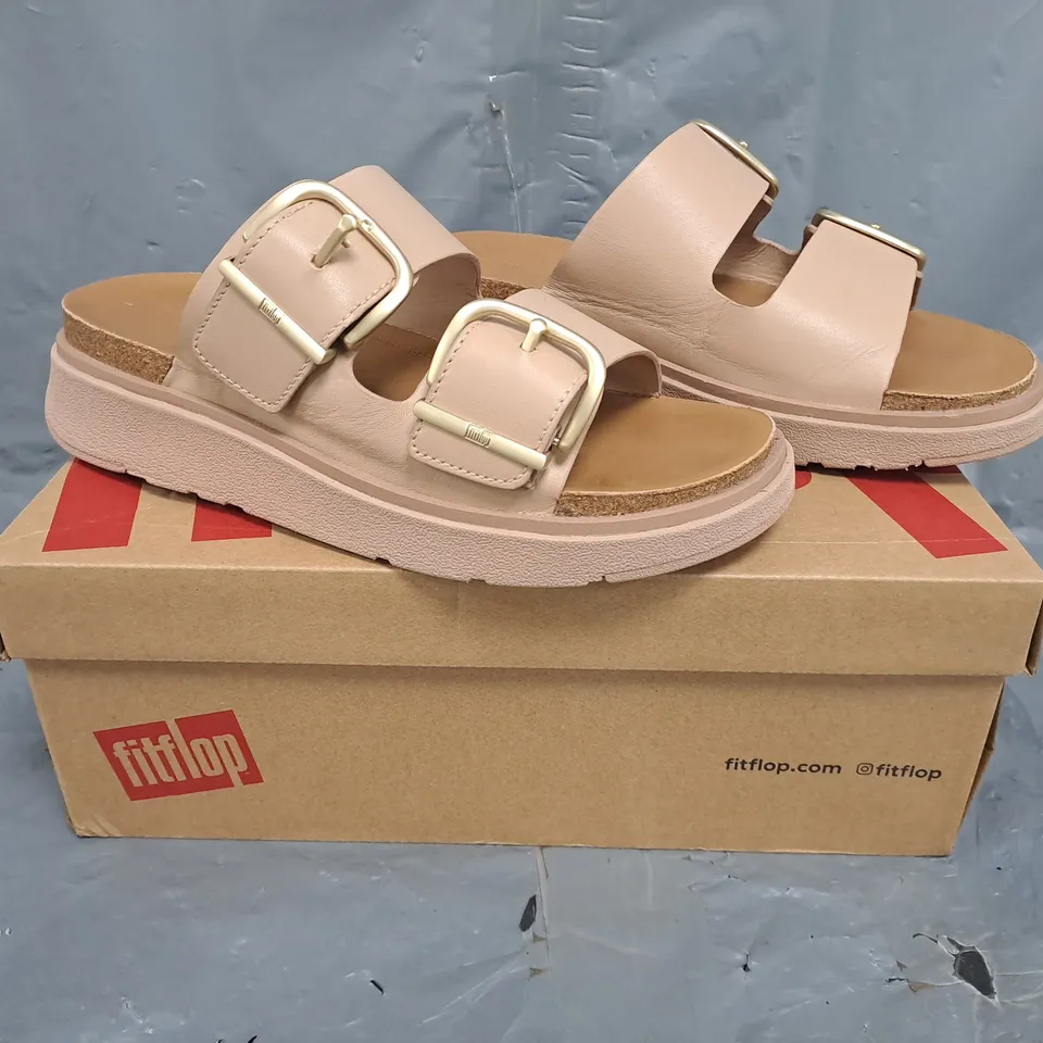 BOXED PAIR OF FITFLOP OPEN TOE BUCKLE STRAP SANDALS IN NUDE SIZE UK 4