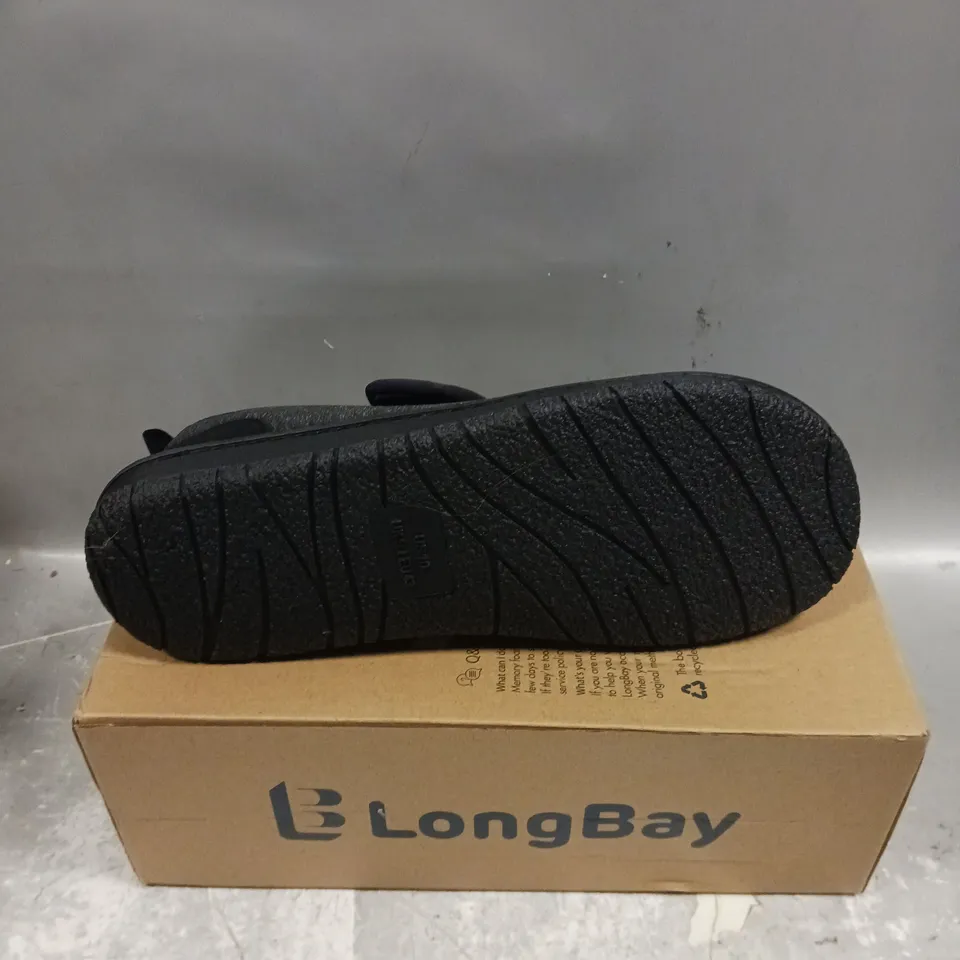 BOXED PAIR OF MENS LONG BAY FABRIC ADJUSTABLE SLIPPERS IN BLACK - 10