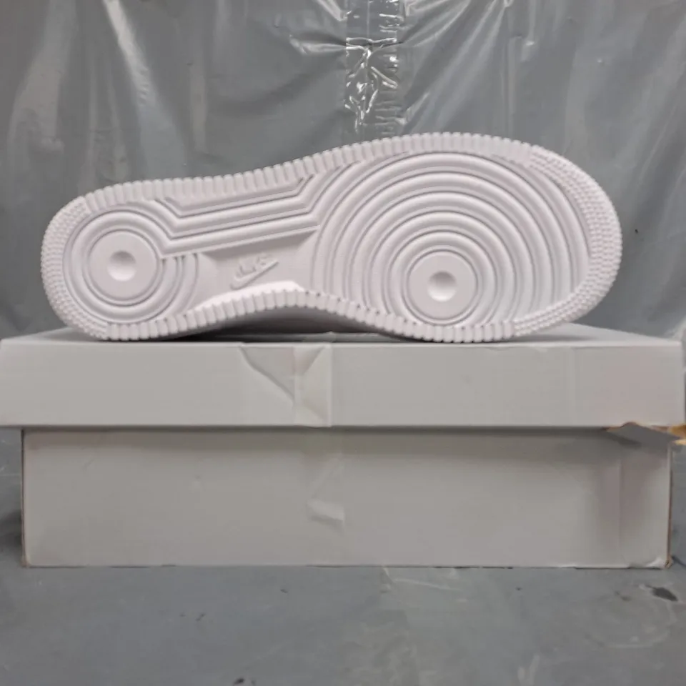 BOXED PAIR OF NIKE AIR FORCE 1 '07 SHOES IN WHITE SIZE UK 9