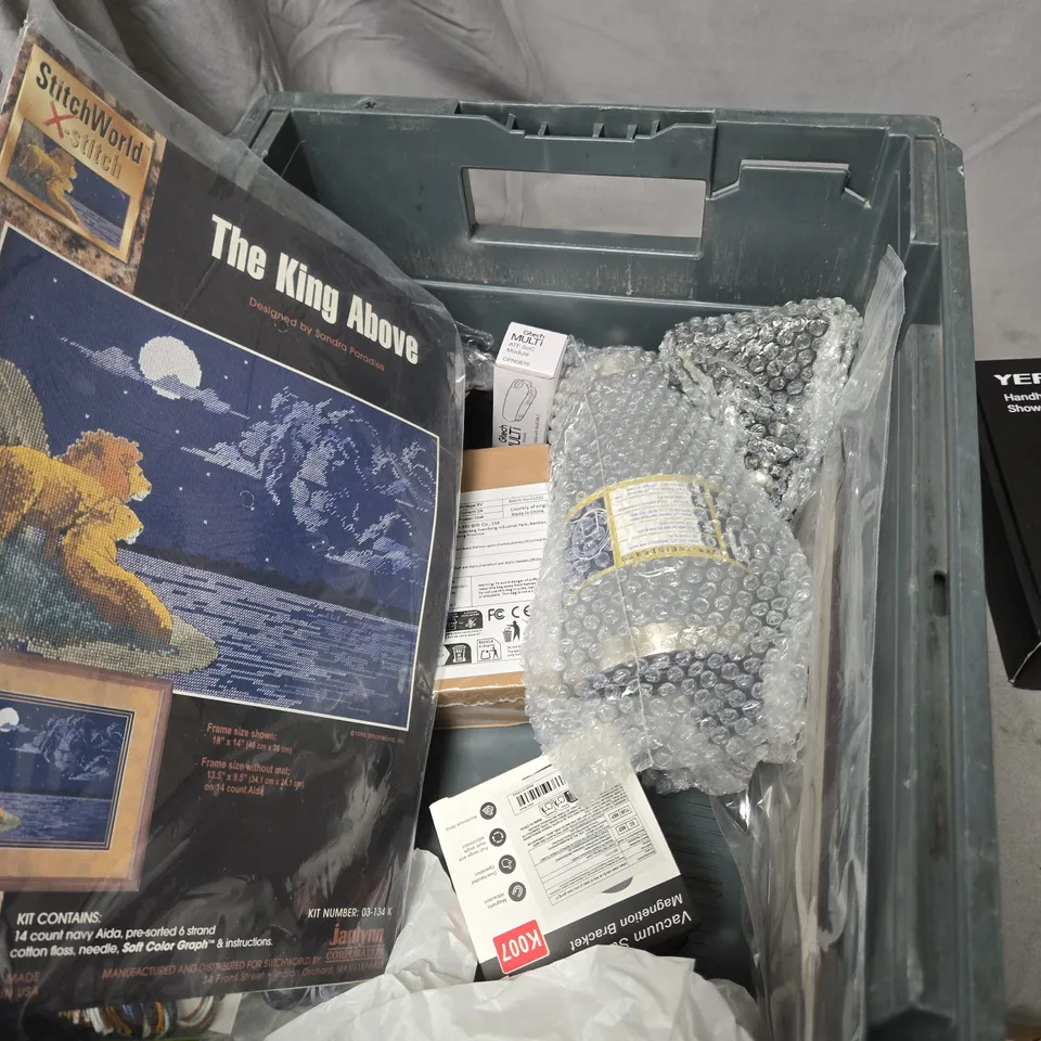 APPROXIMATELY 9 ASSORTED HOUSEHOLD ITEMS INCLUDING TABLE LAMP AND HANDHELD SHOWERHEAD