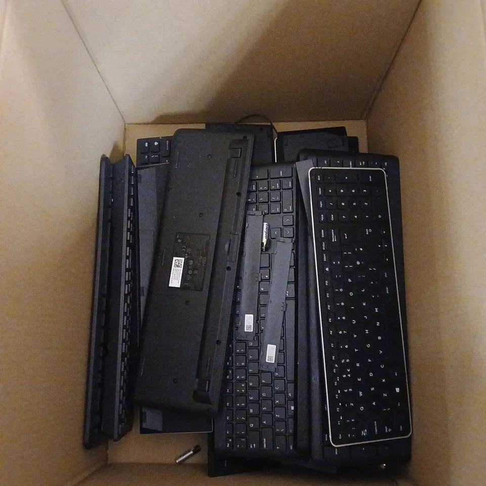 BOX OF APPROXIAMTEYL 20 ASSORTED KEYBOARDS INCLUDING DELL KM714 AND DELL KB3322WT