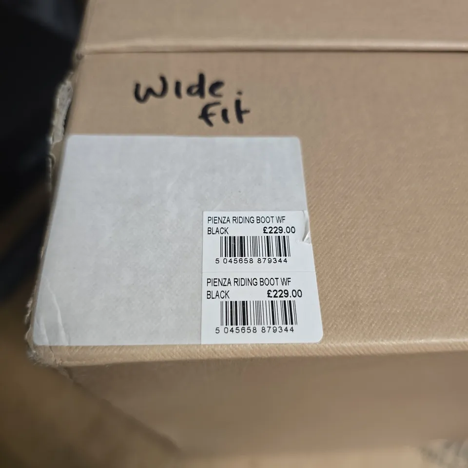 BOXED PAIR OF CARVELA PIENZA RIDING BOOT WIDE FIT - SIZE 40