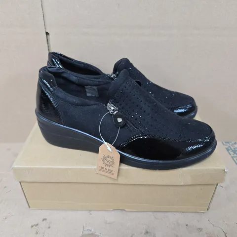 BOXED PAIR OF JO & JOE JESSICA SHOES IN BLACK - SIZE 7