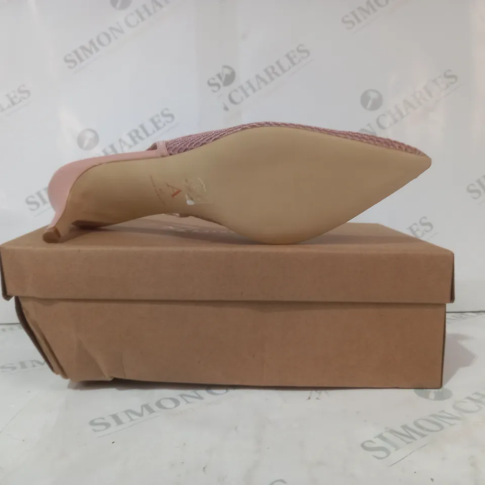 BOXED PAIR OF A/ANTHROPOLOGIE POINTED TOE LOW HEELED SHOES IN PINK EU SIZE 40
