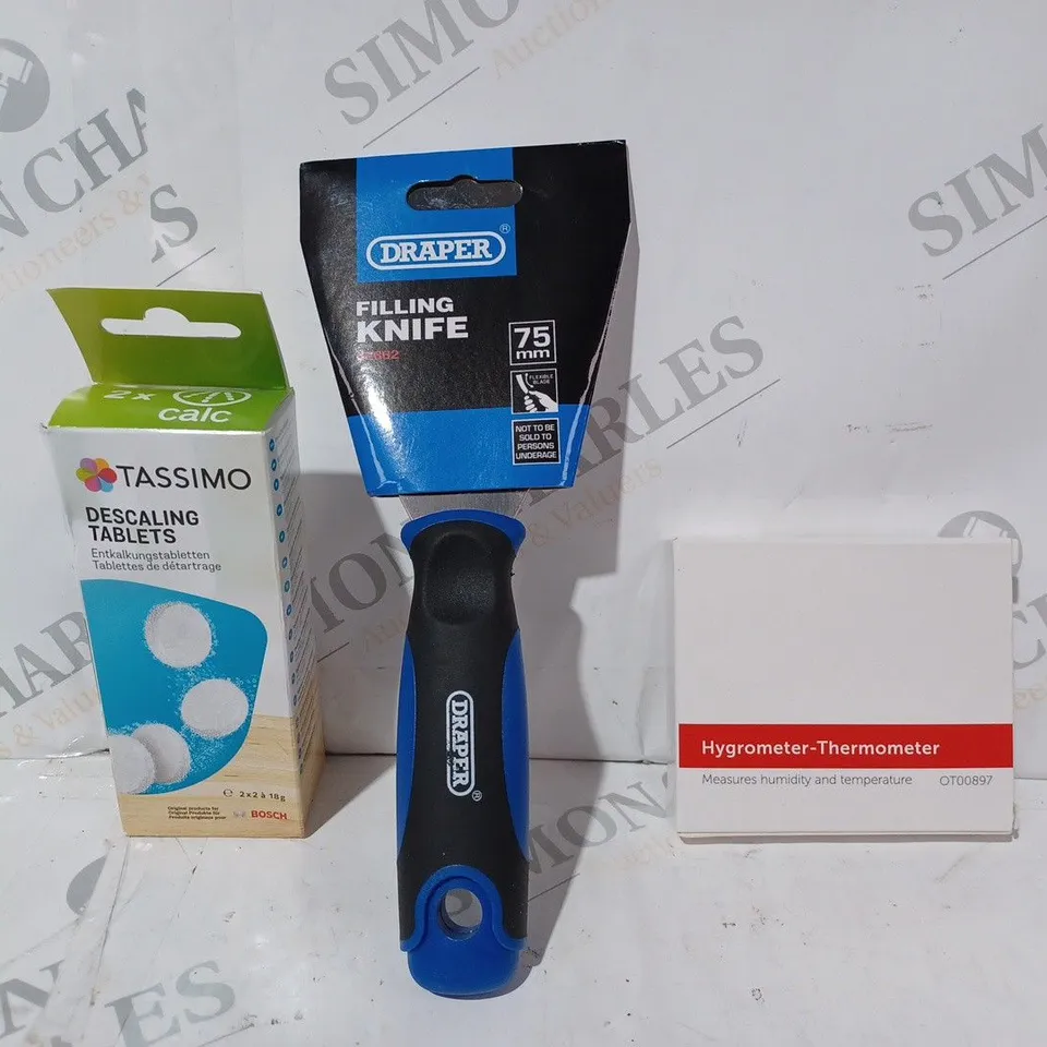APPROXIMATELY 15 ASSORTED HOUSEHOLD ITEMS TO INCLUDE HYGRO-THERMOMETER, DRAPER FILLING KNIFE, ETC