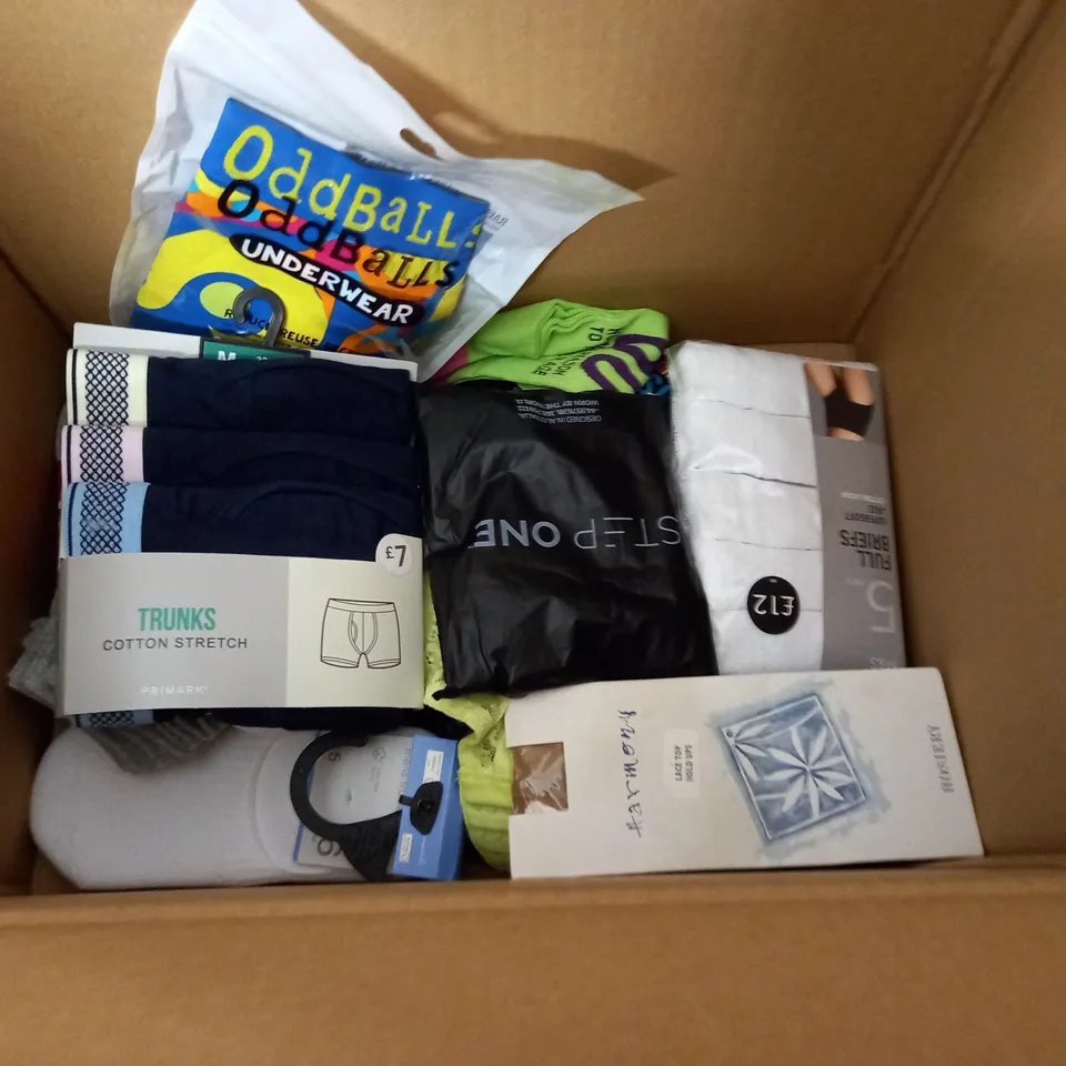 LOT OF APPROXIMATELY 30 ASSORTED CLOTHING ACCESSORIES TO INCLUDE HATS, BAGS AND THERMALS