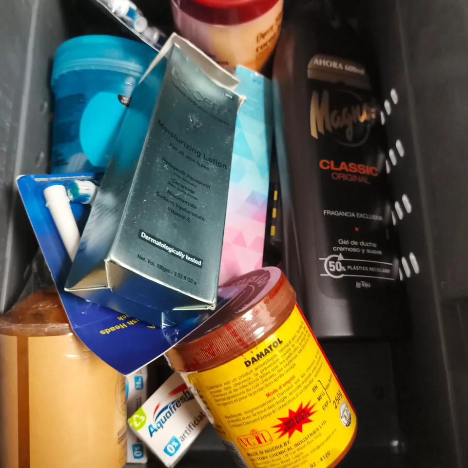 APPROXIMATEY 20 ASSORTED HEALTH AND BEAUTY PRODUCTS TO INCLUDE - CANTU LEAVE-IN CONDITIONER - ONLY CURLS ALL CURL CLEANSER - LIZ EARLE CLEANSE & POLISH - ETC