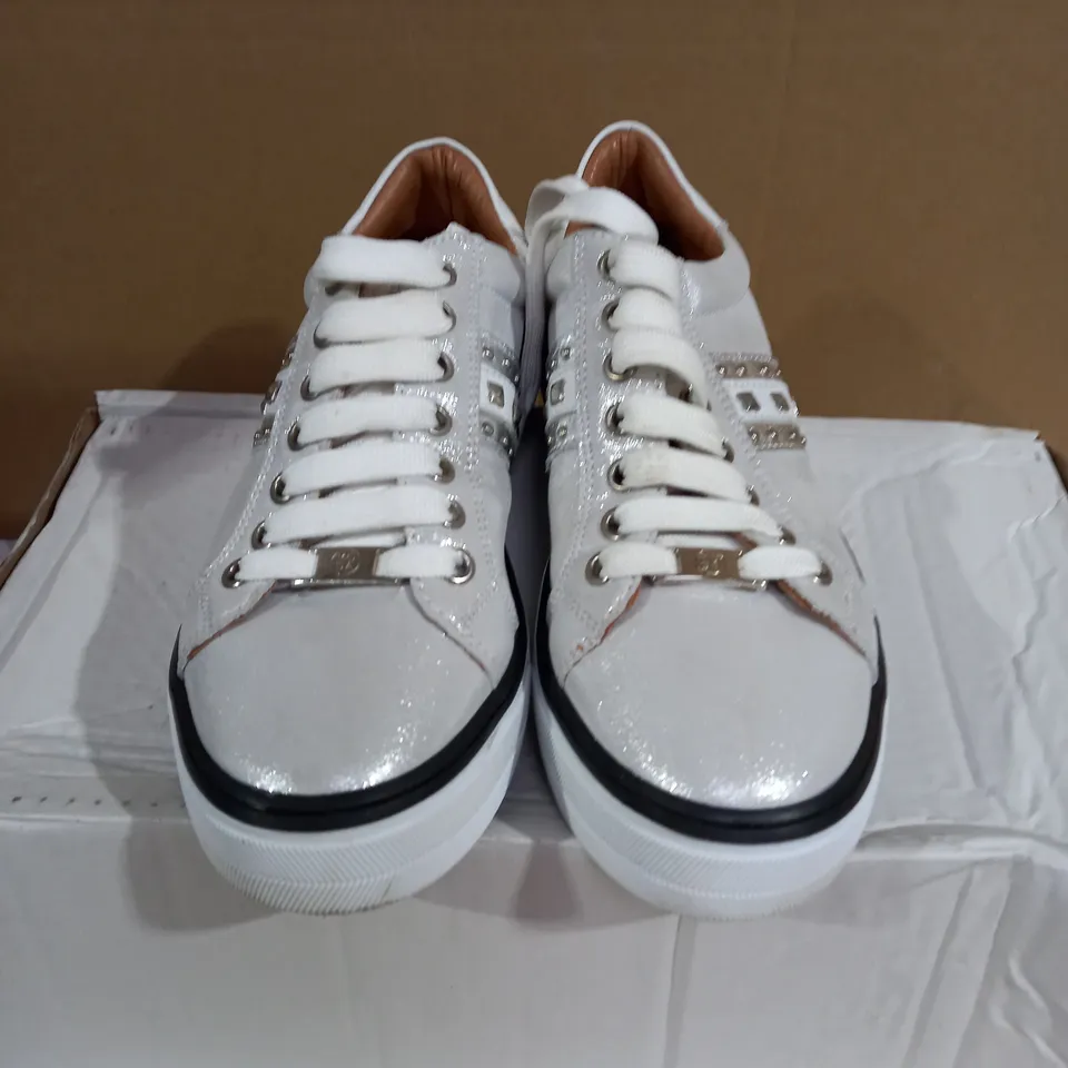 MODA IN PELLE ALFINA TRAINER IN SLIVER UK SIZE 4