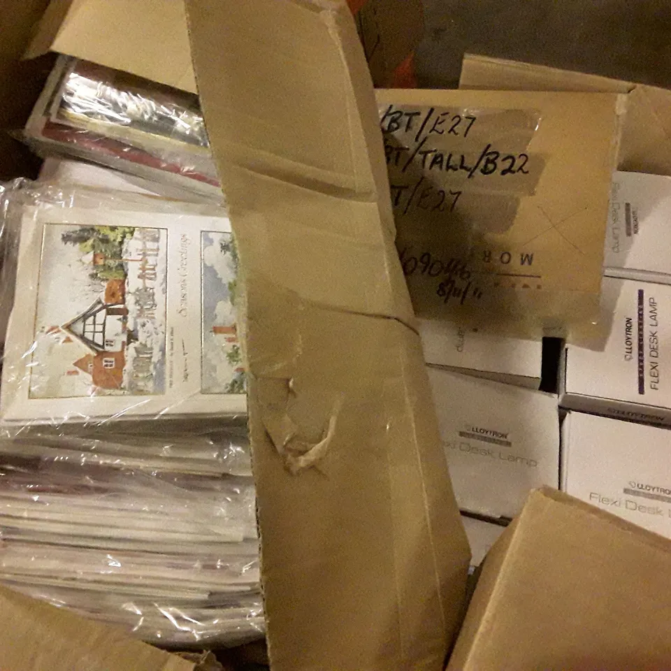 PALLET OF BRAND NEW HOMEWARE STOCK INCLUDING TABLE LAMPS & CHRISTMAS CARDS 
