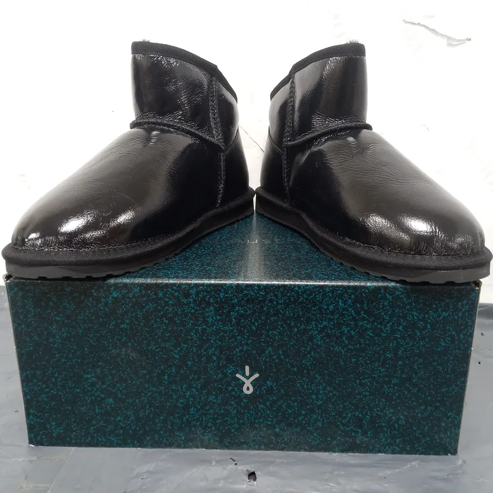 BOXED PAIR OF EMU AUSTRALIA SHOES IN GLOSSY BLACK SIZE 7