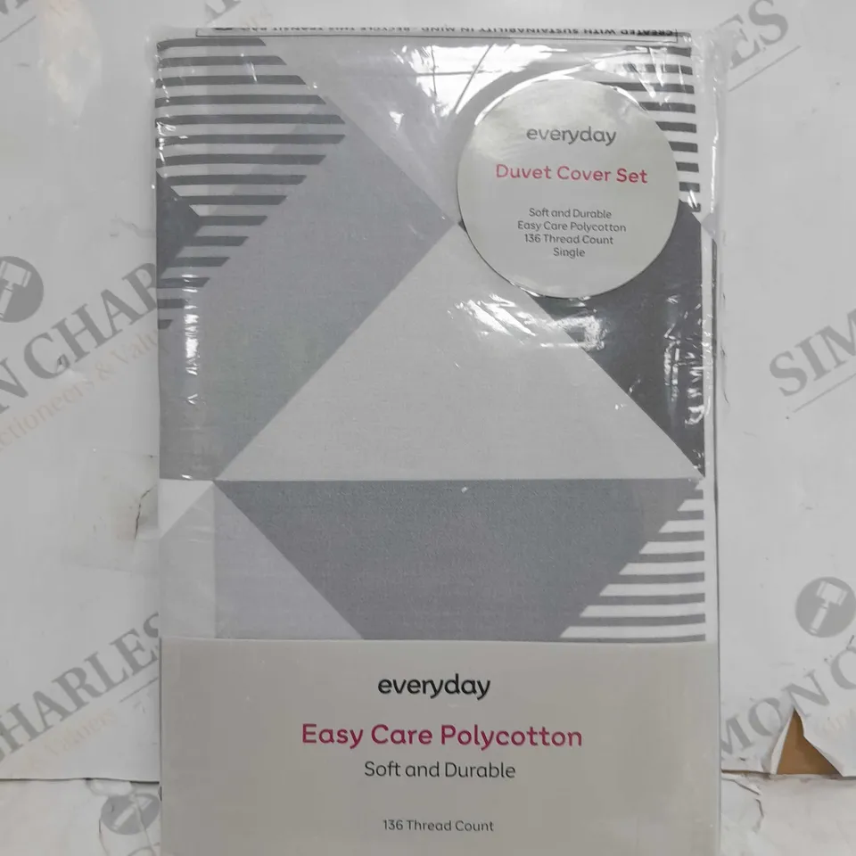 EVERYDAY GEO DUVET SET  RRP £10