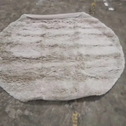 QUALITY DESIGNER AREA RUG - APPROXIMATELY 180X180