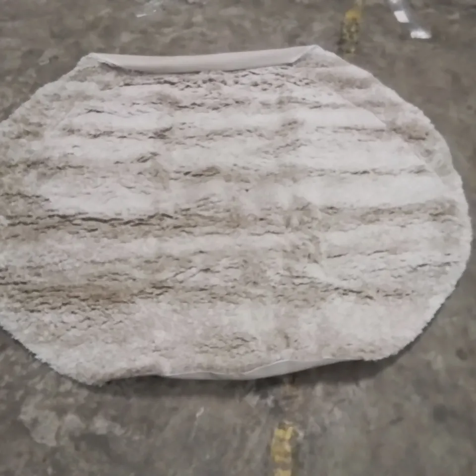 QUALITY DESIGNER AREA RUG - APPROXIMATELY 180X180