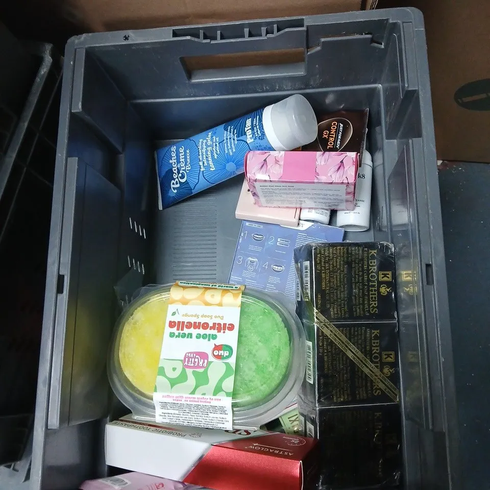 APPROXIMATEY 20 ASSORTED HEALTH AND BEAUTY PRODUCTS TO INCLUDE VASELINE BODY LOTION, COLGATE TOOTHPASTE AND DOVE BODY WASH