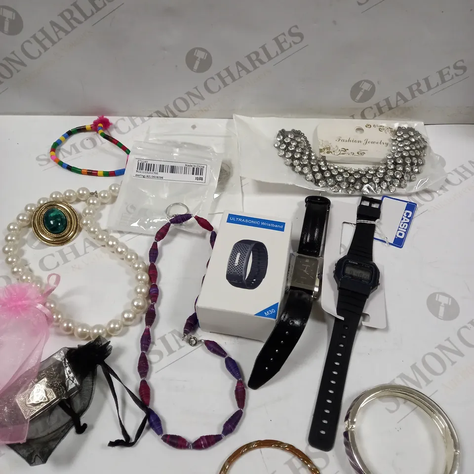 BOX OF APPROXIMATELY 20 ASSORTED JEWELLERY ITEMS OF VARIOUS DESIGNS TO INCLUDE CASIO WATCH, PEAR NECKLACE, SILVER EFFECT BANGLE ETC 