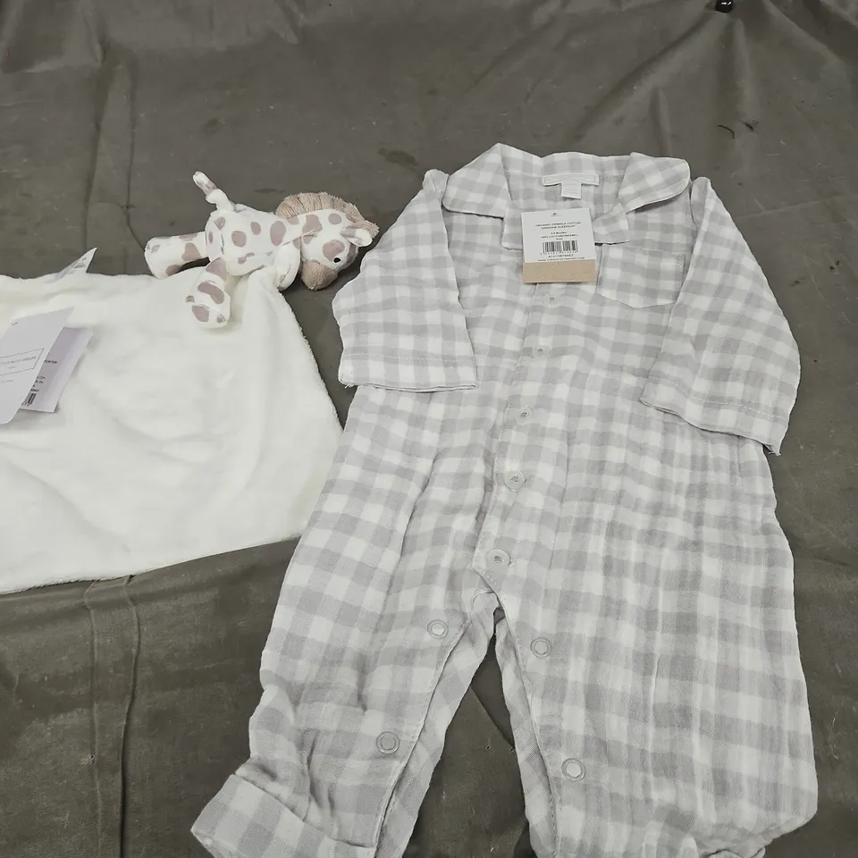 THE LITTLE WHITE COMPANY CRINKLE COTTON GINGHAM SLEEPSUIT AND GIRAFFE COMFORTER AGE 3-6 MONTHS